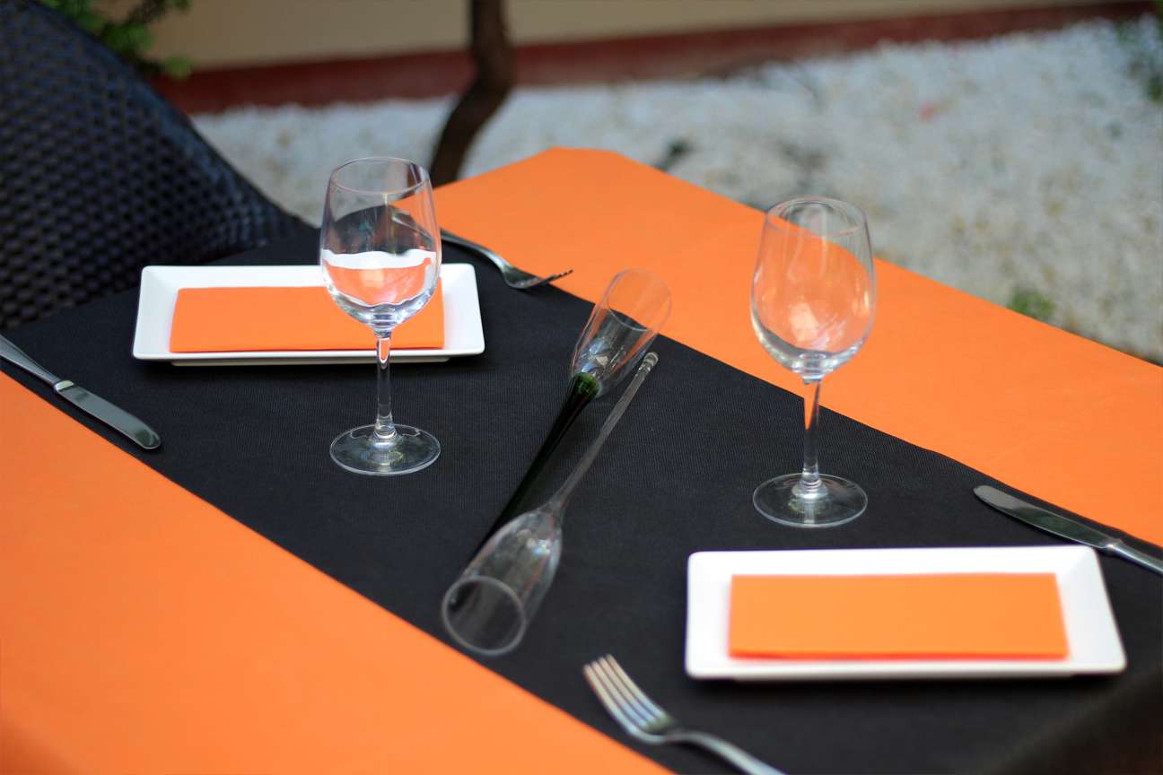 Combinación 8 Oranje • Camino de mesa tnt Negro • Mantel Tnt Naranja • Servilletas de papel de color Naranja Combinación 8 Oranje • Camino de mesa tnt Negro • Mantel Tnt Naranja • Servilletas de papel de color Naranja