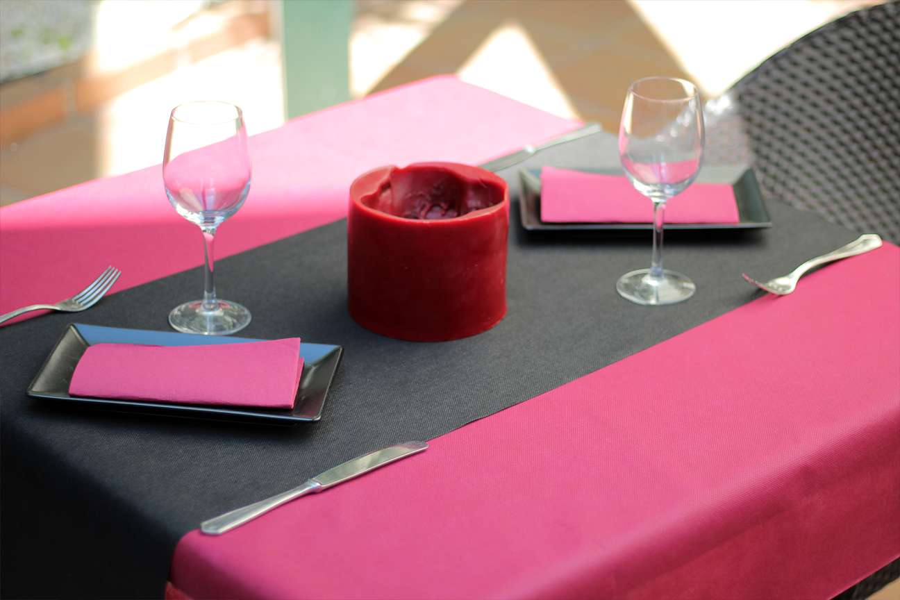 Combinación 6 pink • Camino de mesa tnt Negro • Mantel Tnt Rosa • Servilletas de color Rosa Combinación 6 pink • Camino de mesa tnt Negro • Mantel Tnt Rosa • Servilletas de color Rosa