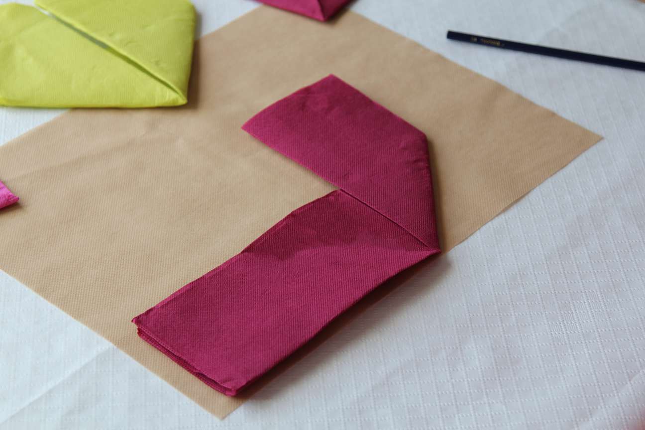 Doblar un corazon con servilletas de papel Doblar un corazon con servilletas de papel