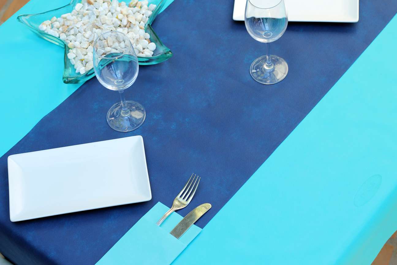 Decoración con servilletas de papel Mantel tnt TURQUESA y camino de mesa AZUL ROYAL