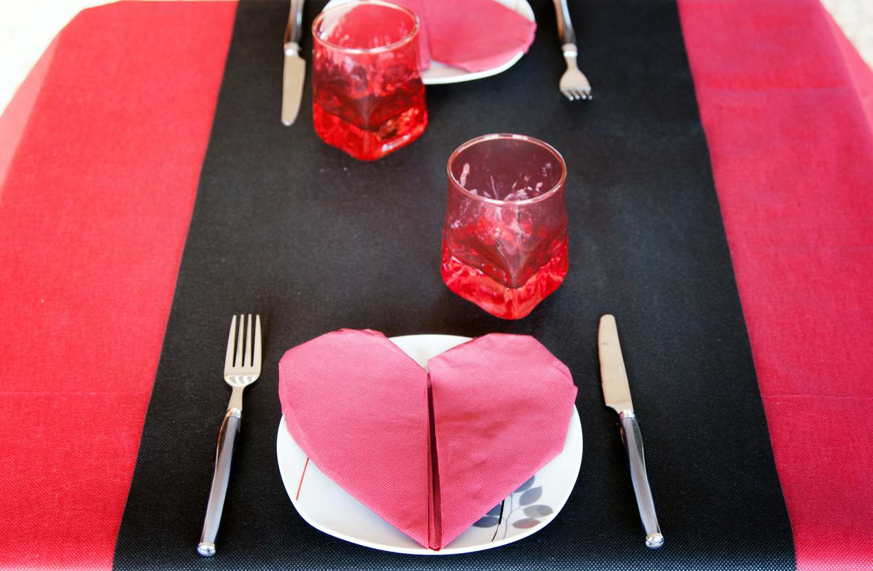 Corazones de papel para san valentin mesa decorada Corazones de papel para san valentin mesa decorada