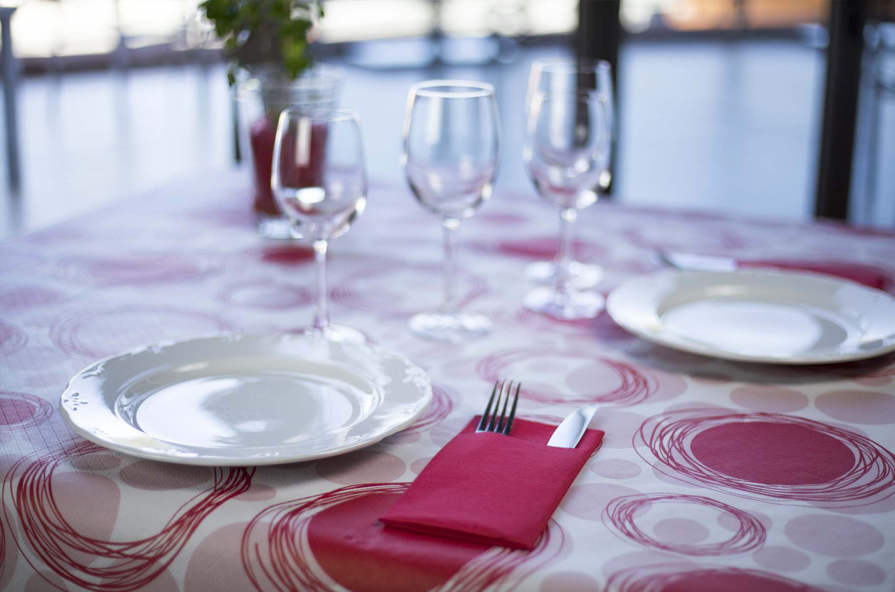Diseno de mesas primavera 2017 manteles de decorados diseno circulos y trazos rojo